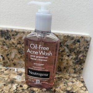NWT Neutrogena Oil-Free Pink Grapefruit Cleanser